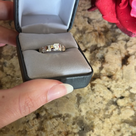 Princess cut. Diamond. Engagement Ring - Picture 7 of 16